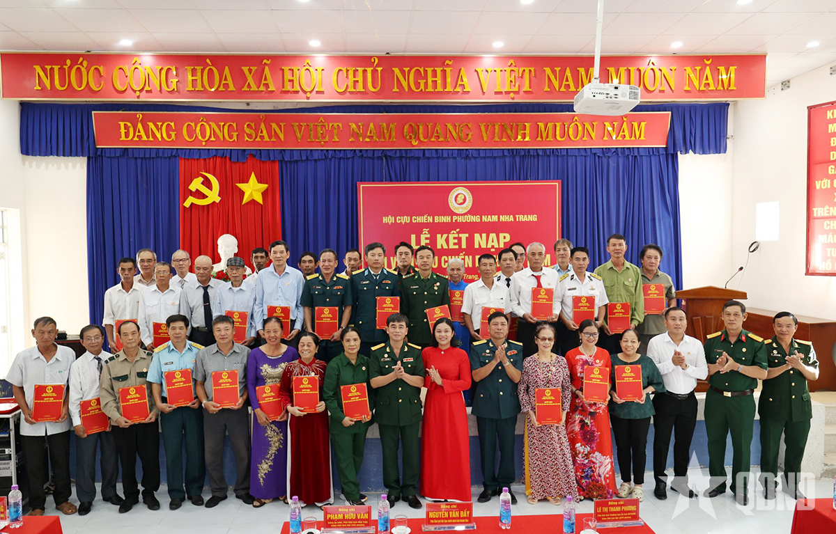 Khánh Hòa: Trao tặng Kỷ niệm chương Cựu chiến binh Việt Nam và kết nạp hội viên mới

